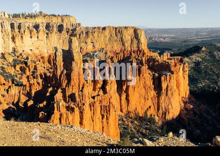 Zoom au loin du parc national des hoodoos de bryce Canyon au point d'inspiration pendant les mois d'hiver dans le sud de l'utah, aux états-unis Banque D'Images