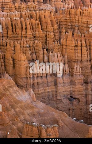 Zoom au loin du parc national des hoodoos de bryce Canyon au point d'inspiration pendant les mois d'hiver dans le sud de l'utah, aux états-unis Banque D'Images