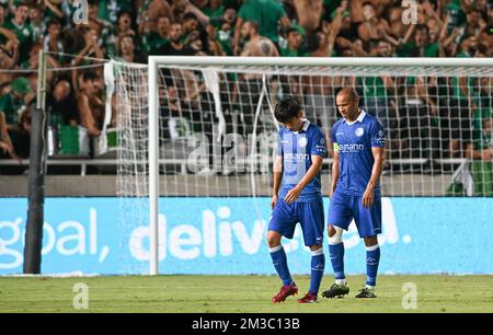 Hyunseok de Gent Hong et Vadis Odjidja-Ofoe de Gent semblent découragés lors d'un match de football entre la Cypriote Omonia Nicosie et la Belge KAA Gent de Nicosie, Chypre, le jeudi 25 août 2022, la partie de retour des éliminatoires pour le concours de l'UEFA Europa League. BELGA PHOTO DAVID CATRY Banque D'Images