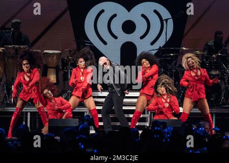Washington DC, États-Unis. 13th décembre 2021. WASHINGTON, DC - DÉCEMBRE 13 : Pitbull se produit pendant le bal de jingle iHeartRadio 2022 de Hot 99.5 sur 13 décembre 2022 à Washington, DC. Photo: Lisa Walker/imageSPACE crédit: Imagespace/Alamy Live News Banque D'Images