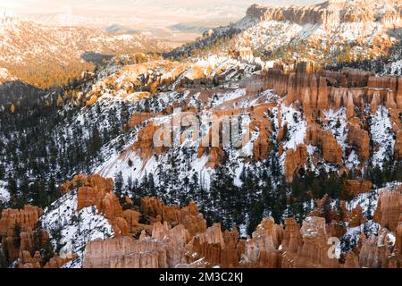 Zoom au loin du parc national des hoodoos de bryce Canyon au point d'inspiration pendant les mois d'hiver dans le sud de l'utah, aux états-unis Banque D'Images