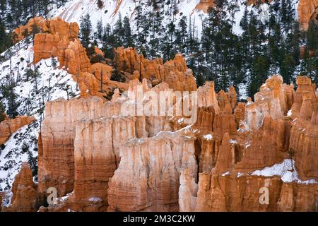 Zoom au loin du parc national des hoodoos de bryce Canyon au point d'inspiration pendant les mois d'hiver dans le sud de l'utah, aux états-unis Banque D'Images