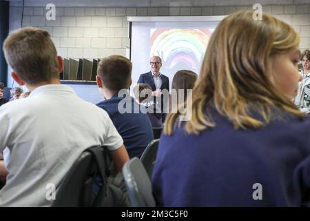 Ben Weyts, ministre flamand de l'éducation, de la protection des animaux et des Sports, photographié lors d'une visite à THE GO! Technisch Atheneum Halle le premier jour d'école pour l'année scolaire 2022-2023, jeudi 01 septembre 2022, à Halle. BELGA PHOTO NICOLAS MATERLINCK Banque D'Images