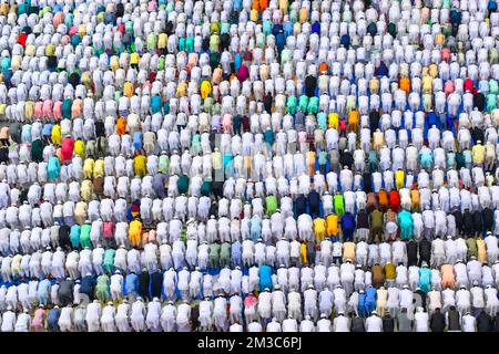 Kolkata, Bengale occidental, Inde. 3rd mai 2022. Les musulmans proposent des prières d'Eid al-Fitr marquant la fin du Saint mois de jeûne du Ramadan, à Howrah, dans la banlieue de Kolkata. (Credit image: © Sudipta Das/Pacific Press via ZUMA Press Wire) Banque D'Images
