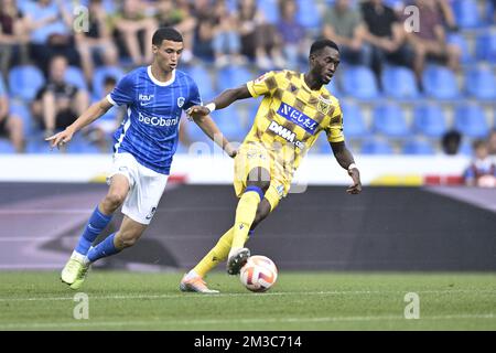 Bilal El Khannouss de Genk et Mory Konate de STVV se battent pour le ballon lors d'un match de football entre KRC Genk et STVV, le samedi 03 septembre 2022 à Genk, le jour 7 de la première division du championnat belge de la Jupiler Pro League 2022-2023. BELGA PHOTO JOHAN EYCKENS Banque D'Images