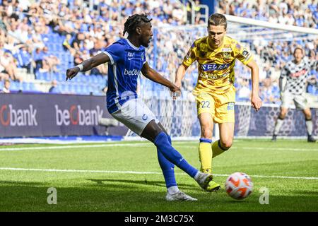 Mike Tresor Ndayishimiye de Genk et Wolke Janssens de STVV photographiés en action lors d'un match de football entre KRC Genk et STVV, le samedi 03 septembre 2022 à Genk, le jour 7 de la première division du championnat belge de la Jupiler Pro League 2022-2023. BELGA PHOTO TOM GOYVAERTS Banque D'Images