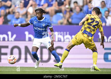 Mike Tresor Ndayishimiye de Genk et Wolke Janssens de STVV se battent pour le ballon lors d'un match de football entre KRC Genk et STVV, le samedi 03 septembre 2022 à Genk, le jour 7 de la première division du championnat belge de Jupiler Pro League 2022-2023. BELGA PHOTO JOHAN EYCKENS Banque D'Images