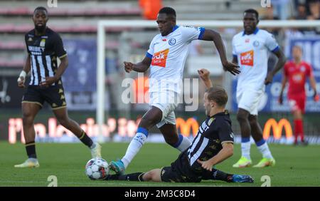 Sulayman Marreh de Gent et le nouveau joueur de Charleroi Jonas Bager se battent pour le ballon lors d'un match de football entre Sporting Charleroi et KAA Gent, dimanche 04 septembre 2022 à Charleroi, le 7 jour de la première division du championnat belge de Jupiler Pro League 2022-2023. BELGA PHOTO VIRGINIE LEFOUR Banque D'Images