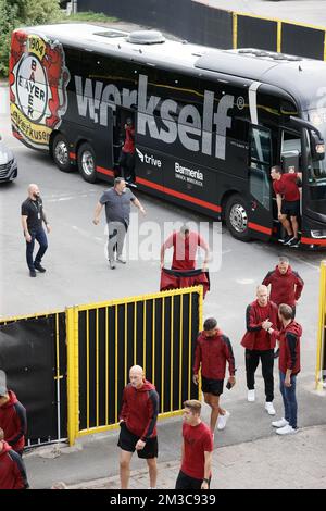 Les joueurs de Leverkusen arrivent pour un tour du stade du club de football allemand Bayer 04 Leverkusen, le mardi 06 septembre 2022 à Bruges, en préparation du match de demain contre le Club belge Brugge KV le jour de l'ouverture de la scène du groupe de la Ligue des champions de l'UEFA. BELGA PHOTO BRUNO FAHY Banque D'Images