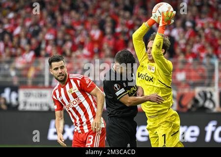 Dante Vanzeir de l'Union et Frederik Ronnow, gardien de but de Berlin, se battent pour le ballon lors d'un match entre le FC Union Berlin et l'équipe belge de football Royale Union Saint-Gilloise, le jeudi 08 septembre 2022 à Berlin, le premier match sur six à l'étape de groupe du concours de l'UEFA Europa League. BELGA PHOTO LAURIE DIEFFEMBACQ Banque D'Images