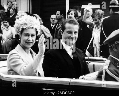 19660511 - LIEGE, BELGIQUE (FICHIER) : cette photo de fichier datée du 11 mai 1966 concerne la visite des souverains du Royaume-Uni en Belgique. Sur cette photo : la reine Elizabeth II du Royaume-Uni et le prince Albert de Belgique en voiture à Liège. ARCHIVES PHOTOS DE BELGA Banque D'Images