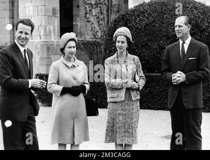 19660512 - CIERGNON, BELGIQUE (FICHIER) : cette photo du fichier datée du 12 mai 1966 concerne la visite des souverains du Royaume-Uni en Belgique. Sur cette photo : la reine Elizabeth II, le prince Philippe du Royaume-Uni et les souverains belges Baudouin et Fabiola devant le château de Ciergnon. ARCHIVES PHOTOS DE BELGA Banque D'Images