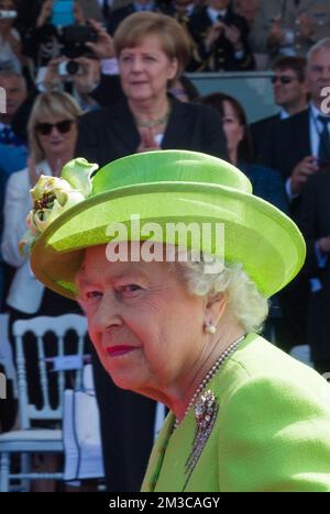 20140606 - OUISTREHAM, FRANCE: La Reine Elizabeth II de Grande-Bretagne et la chancelière allemande Angela Merkel (arrière) photographiés lors d'une cérémonie dans le cadre des événements marquant le 70th anniversaire de la Seconde Guerre mondiale des débarquements alliés en Normandie en juin 1944, à Ouistreham, France, le vendredi 06 juin 2014. BELGA PHOTO BENOIT DOPPAGNE Banque D'Images