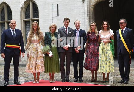 Bruxelles Maire Philippe Close, la princesse Luisa Maria, la princesse Astrid de Belgique, le prince Amedeo, le prince Joachim, Elisabetta Rosboch von Wolkenstein, la princesse Laetitia Maria et le jeune homme de Bruxelles Ahmed El Kitibi en photo avant le mariage officiel à l'hôtel de ville de Bruxelles, de la princesse Maria-Laura de Belgique et de William Isvy, Samedi 10 septembre 2022, à Bruxelles. BELGA PHOTO POOL PHILIPPE REYNAERS Banque D'Images