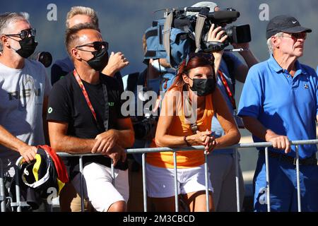 Les parents de Remco Evenepoel Patrick Evenepoel et agna Van Eeckhout photographiés à l'arrivée de l'étape 20 de l'édition 2022 de la 'Vuelta a Espana', Tour d'Espagne, de Moralzarzal à Puerto de Navacerrada (181km), Espagne, samedi 10 septembre 2022. BELGA PHOTO DAVID PINTENS Banque D'Images