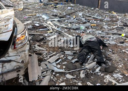 Kiev, Ukraine. 14th mars 2022. (NOTE DE LA RÉDACTION: L'image dépeint la mort) Un corps mort d'un vieil homme allongé sur le trottoir entre les décombres devant des maisons civiles, à la suite d'une attaque de bombardements russes. Les forces russes poursuivent leur invasion à grande échelle de l'Ukraine. Jusqu'à présent, leur offensive a fait fuir jusqu'à 2 millions de personnes, suscitant des critiques et des protestations de la part de gens du monde entier. (Credit image: © Mykhaylo Palinchak/SOPA Images via ZUMA Press Wire) Banque D'Images