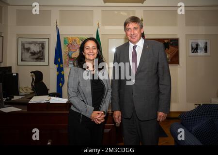 Catherine Martin, ministre irlandaise du Tourisme, de la Culture, des Arts, Gaeltacht, des Sports et des médias, et le président du ministre flamand Jan Jambon, photographiés pendant la première journée d'une mission diplomatique du gouvernement flamand en Irlande, le lundi 12 septembre 2022. BELGA PHOTO JAMES ARTHUR GEKIERE Banque D'Images