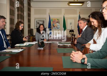 Catherine Martin, ministre irlandaise du Tourisme, de la Culture, des Arts, Gaeltacht, des Sports et des médias, et le président du ministre flamand Jan Jambon, photographiés pendant la première journée d'une mission diplomatique du gouvernement flamand en Irlande, le lundi 12 septembre 2022. BELGA PHOTO JAMES ARTHUR GEKIERE Banque D'Images