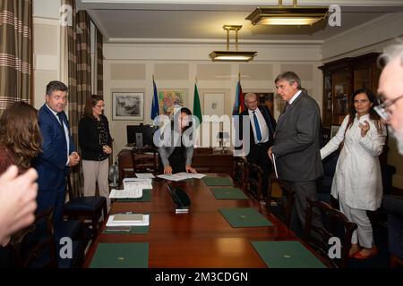 Catherine Martin, ministre irlandaise du Tourisme, de la Culture, des Arts, Gaeltacht, des Sports et des médias, et le président du ministre flamand Jan Jambon, photographiés pendant la première journée d'une mission diplomatique du gouvernement flamand en Irlande, le lundi 12 septembre 2022. BELGA PHOTO JAMES ARTHUR GEKIERE Banque D'Images