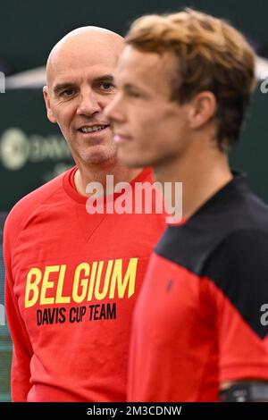 Le capitaine belge Johan Van Herck et le Belge Michael Geerts photographiés lors d'une séance d'entraînement avant un match entre l'équipe belge et l'Australie, dans le groupe C de la phase de groupe des finales de la coupe Davis 2022, mardi 13 septembre 2022, à Hambourg, en Allemagne. La Belgique se disputera du 13 au 18 septembre contre l'Australie, l'Allemagne et la France dans le groupe C. BELGA PHOTO LAURIE DIEFFEMBACQ Banque D'Images