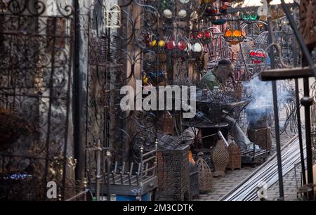 Marché marocain du souk avec lampes à épices. Marché arabe moyen-oriental Banque D'Images