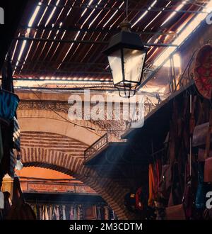 Marché marocain du souk avec lampes à épices. Marché arabe moyen-oriental Banque D'Images