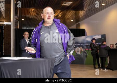 L'illustration montre un hommage à l'ancien joueur et directeur du RSCA Michel Verschueren, samedi 23 juillet 2022 à X, Bruxelles. « Monsieur Michel » est décédé plus tôt cette semaine. Les fans et les amis du club de football RSC Anderlecht peuvent lui rendre hommage dans le stade du club « Lotto Park » anciennement connu sous le nom de « constant Vanden Stockstadion ». BELGA PHOTO HATIM KAGHAT Banque D'Images