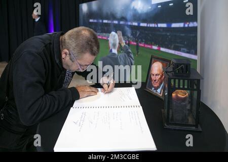 L'illustration montre un hommage à l'ancien joueur et directeur du RSCA Michel Verschueren, samedi 23 juillet 2022 à X, Bruxelles. « Monsieur Michel » est décédé plus tôt cette semaine. Les fans et les amis du club de football RSC Anderlecht peuvent lui rendre hommage dans le stade du club « Lotto Park » anciennement connu sous le nom de « constant Vanden Stockstadion ». BELGA PHOTO HATIM KAGHAT Banque D'Images