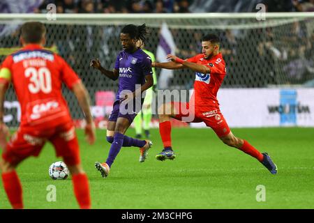 Majeed Akimeru d'Anderlecht et Billal Messaoudi de Kortrijk se battent pour le ballon lors d'un match de football entre RSCA Anderlecht et KV Kortrijk, dimanche 18 septembre 2022 à Anderlecht, le 9 jour de la première division du championnat belge 'Jupiler Pro League' 2022-2023. BELGA PHOTO DAVID PINTENS Banque D'Images