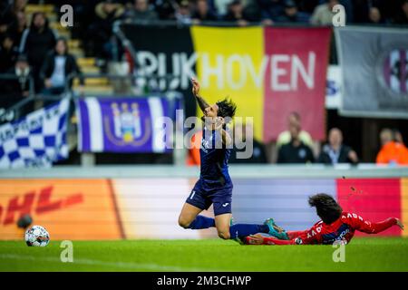 Satoshi Tanaka de Kortrijk et Lior Refaelov d'Anderlecht se battent pour le ballon lors d'un match de football entre RSCA Anderlecht et KV Kortrijk, dimanche 18 septembre 2022 à Anderlecht, le 9 de la première division de la « Jupiler Pro League » 2022-2023 du championnat belge. BELGA PHOTO JASPER JACOBS Banque D'Images