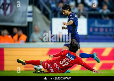 Satoshi Tanaka de Kortrijk et Lior Refaelov d'Anderlecht se battent pour le ballon lors d'un match de football entre RSCA Anderlecht et KV Kortrijk, dimanche 18 septembre 2022 à Anderlecht, le 9 de la première division de la « Jupiler Pro League » 2022-2023 du championnat belge. BELGA PHOTO JASPER JACOBS Banque D'Images