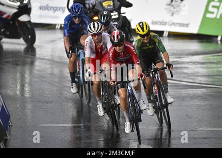 Elisa Longo borghini italienne ; Cecilie Uttrup Ludwig danoise ; Polisch Katarzyna Niewiadoma ; Ashleigh Moolman Pasio sud-africain photographié en action lors de la course sur route des femmes d'élite aux Championnats du monde de route UCI Cycling 2022, à Wollongong, en Australie, le samedi 24 septembre 2022. Les mondes ont lieu du 18 au 25 septembre. BELGA PHOTO DIRK WAEM Banque D'Images