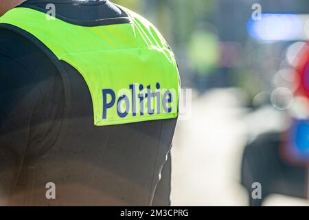 Présence de la police photographiée sur les lieux de Merksem où une fusillade s'est produite lorsque la police a fouillé une maison, dans les premières heures du mercredi 28 septembre 2022 à Anvers. Selon les premières informations, une personne est décédée lorsque les forces spéciales sont entrées dans un bâtiment pour une enquête en cours sur l'extrémisme de droite et la possession d'armes. BELGA PHOTO JONAS ROOSENS Banque D'Images