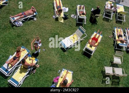 Les personnes qui bronzer au bord de la piscine à l'hôtel Riviera à Las Vegas, NV vers 1980s, Banque D'Images