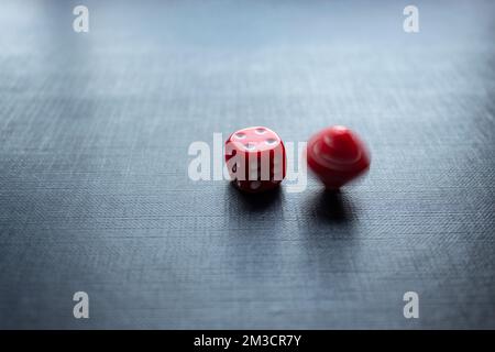 Gros plan sur un dé rouge, un dé tourne sur un fond noir. Idéal pour jouer, jeux de société et Paris Banque D'Images