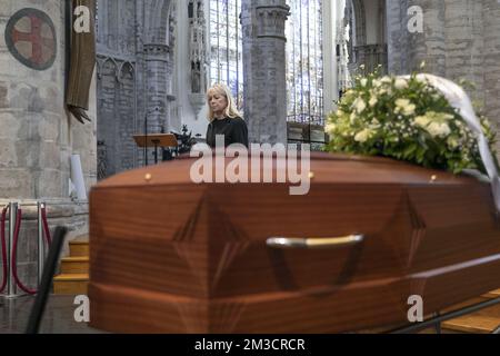 La fille Marc Danval photographiée lors de la cérémonie funéraire du présentateur de radio Marc Danval, vendredi 30 septembre 2022 à Bruxelles. Le journaliste, écrivain, artiste et chroniqueur de jazz Marc Danval, un grand amateur de jazz, a présenté le programme « la 3eme oreille » sur la première radio RTBF pendant plus de 30 ans. BELGA PHOTO HATIM KAGHAT Banque D'Images