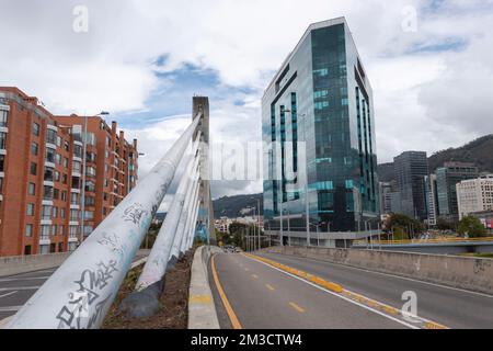 BOGOTA, COLOMBIE piste cyclable au-dessus d'un pont de circulation près d'un gratte-ciel moderne et de bâtiments résidentiels de bick avec ciel bleu ciel nuageux à l'arrière-plan. Banque D'Images