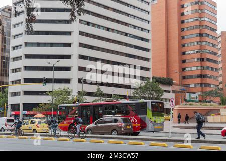 BOGOTA, COLOMBIE bâtiments modernes près d'une avenue de 7th avec piste cyclable moderne au centre nord de la zone financière et d'affaires. Metropolis et amérique latine Banque D'Images