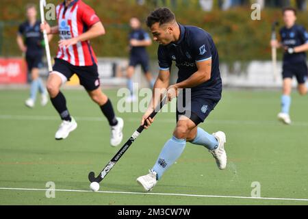 Tomas Domene d'Oree photographié en action lors d'un match de hockey entre le Royal Leopold Club et le Royal Oree HC, dimanche 02 octobre 2022 à Bruxelles, le 6 jour de la saison de la Ligue belge de hockey masculin 2022-2023. BELGA PHOTO JILL DELSAUX Banque D'Images