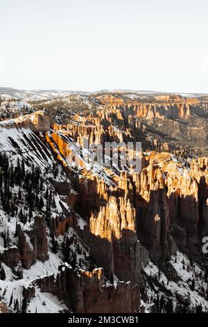 Photo monochrome aux beaux-arts du parc national de bryce Canyon pendant la journée en hiver avec de la neige au sol Banque D'Images