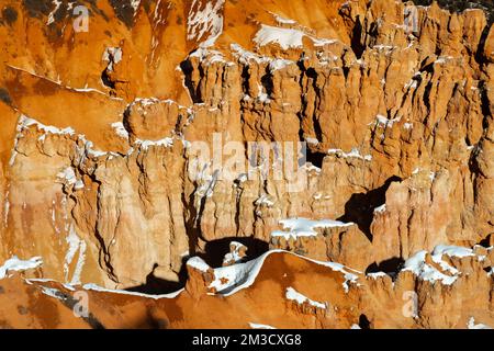 Photo monochrome aux beaux-arts du parc national de bryce Canyon pendant la journée en hiver avec de la neige au sol Banque D'Images