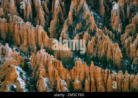 Zoom au loin du parc national des hoodoos de bryce Canyon au point d'inspiration pendant les mois d'hiver dans le sud de l'utah, aux états-unis Banque D'Images