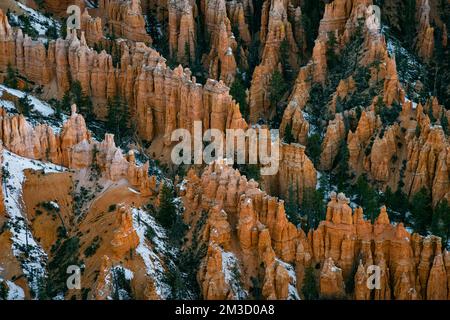 Zoom au loin du parc national des hoodoos de bryce Canyon au point d'inspiration pendant les mois d'hiver dans le sud de l'utah, aux états-unis Banque D'Images