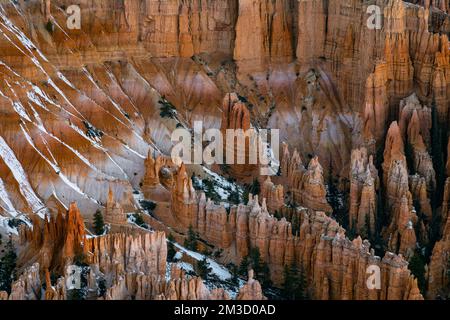 Zoom au loin du parc national des hoodoos de bryce Canyon au point d'inspiration pendant les mois d'hiver dans le sud de l'utah, aux états-unis Banque D'Images