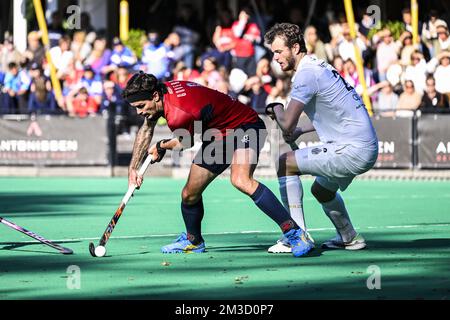 Blake Govers de Dragons et Loick Vanwetter de Racing photographiés en action lors d'un match de hockey entre KHC Dragons and Racing, dimanche 09 octobre 2022 à Bruxelles, le 7 jour de la saison de la Ligue belge de hockey masculin 2022-2023. BELGA PHOTO TOM GOYVAERTS Banque D'Images