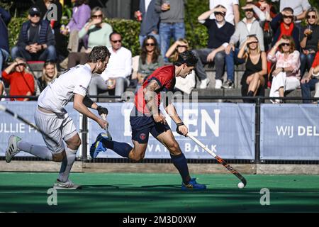 Loick Vanwetter et Blake Govers de course de Dragons photographiés en action lors d'un match de hockey entre KHC Dragons and Racing, dimanche 09 octobre 2022 à Bruxelles, le 7 jour de la saison de la Ligue belge de hockey masculin 2022-2023. BELGA PHOTO TOM GOYVAERTS Banque D'Images