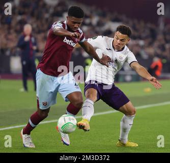 Ben Johnson, de West Ham, et Mario Stroeykens, d'Anderlecht, se battent pour le ballon lors d'un match de football entre le British West Ham United FC et le Belgian RSC Anderlecht, le jeudi 13 octobre 2022 à Londres, Royaume-Uni, Belgique, le quatrième jour de l'étape de groupe de la Ligue des conférences de l'UEFA. BELGA PHOTO VIRGINIE LEFOUR Banque D'Images