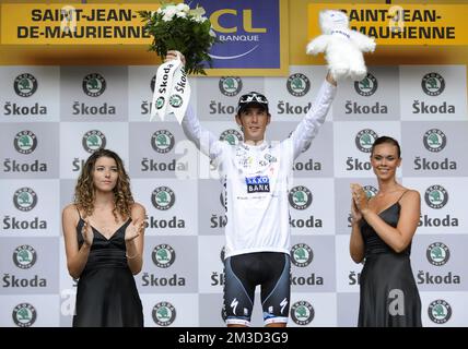 Andy Schleck de l'équipe luxembourgeoise Saxo Bank, nouveau leader dans le classement général, célèbre sur le podium après la phase 9 du Tour de France 2010, de Morzine à Saint-Jean-de-Maurienne. Banque D'Images