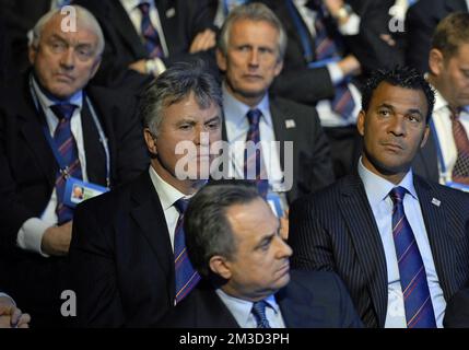 Guus Hiddink et Ruud Gullit au centre des médias lors de l'annonce de l'hôte de la coupe du monde de la FIFA 2018/2022. Banque D'Images