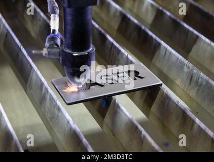 CNC de haute précision découpe au laser industriel mot « laser » en pièce acrylique à brosse. Acrylique et industrie de l'édition, signes Banque D'Images